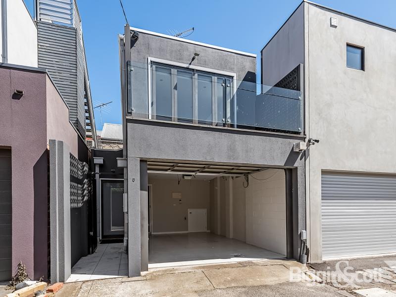 SECLUDED HIDEAWAY IN THE HEART OF PORT MELBOURNE