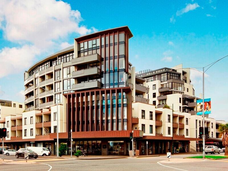 STUNNING 2 LEVEL TOP FLOOR APARTMENT WITH SWEEPING VIEWS OF DOCKLANDS