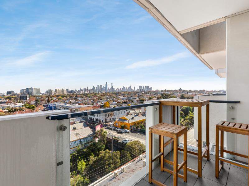 Spacious Two Bedroom Apartment With City Skyline Views