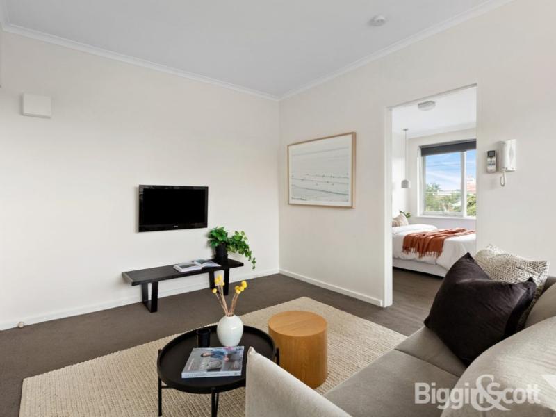 STYLISH & SECURE NORTH-FACING APARTMENT IN PRIME RICHMOND