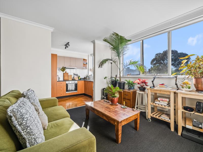 Splendid 2 Bedroom Apartment in One of Northcote's Most Sought After Streets! 