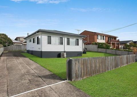 Unit 1, 10 Wavell Ave, Golden Beach