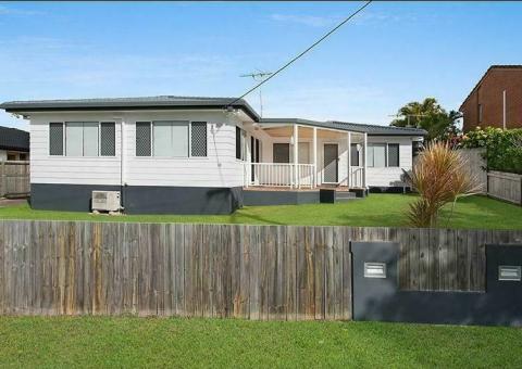 Unit 2, 10 Wavell Ave, Golden Beach