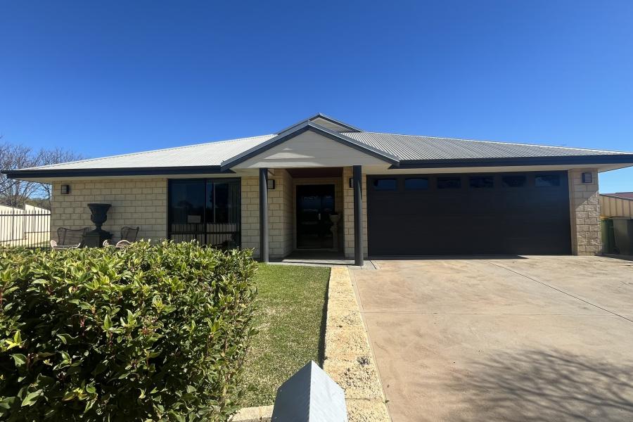 Beautifully Presented Family Home in Quiet Location