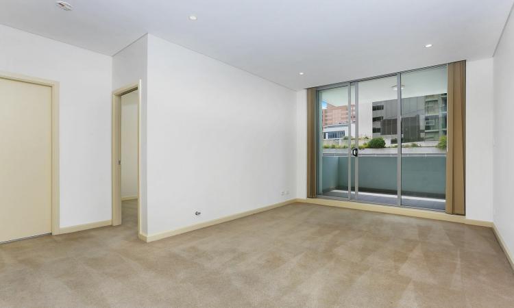 Very Convenient Large One Bedroom Apartment With Parking