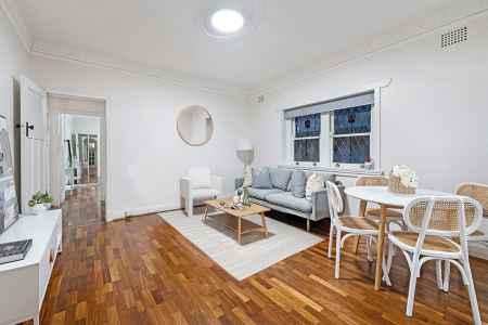 Oversized 1 Bedroom Apartment + Sunroom