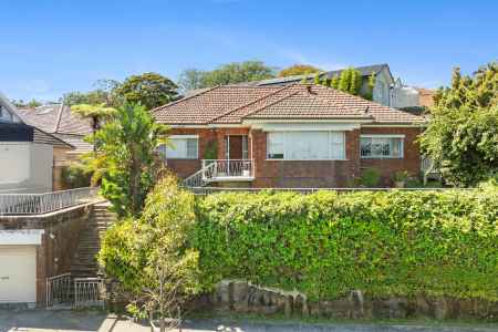 Three Bedroom Family Home with Sunny Garden