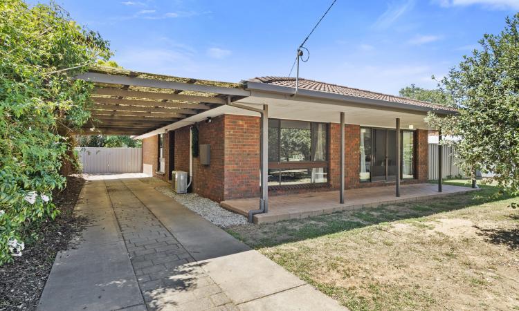 Priced to sell- Short walk to the Murray River & Corowa Golf Course