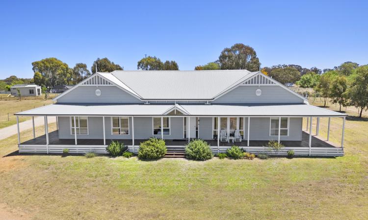 Paradise In A Harkaway Home On 9.8 acres!