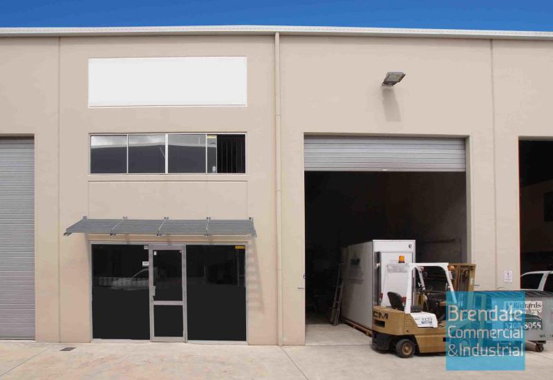 295m2 INDUSTRIAL UNIT WITH OFFICE