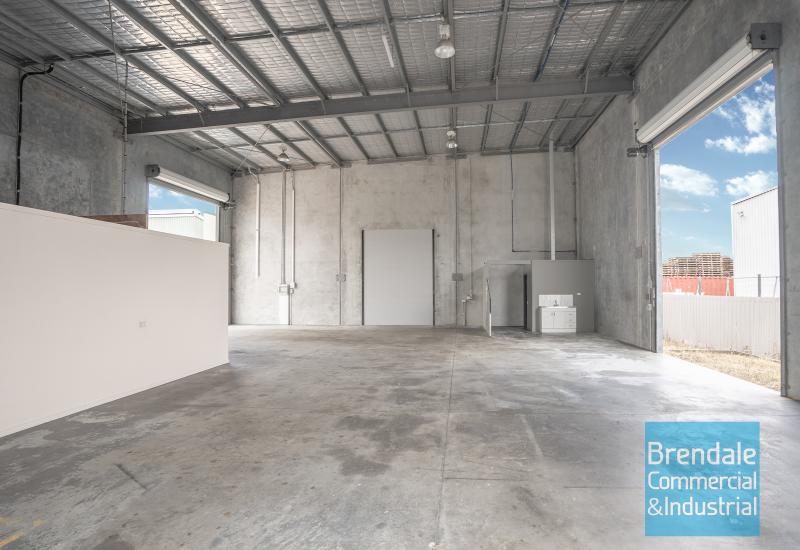 275m2 INDUSTRIAL UNIT WITH OFFICE