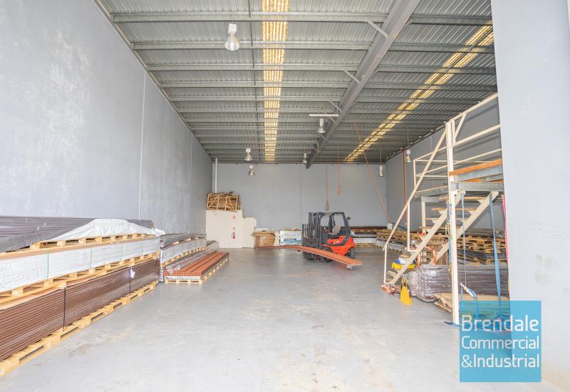 318m2 INDUSTRIAL UNIT WITH OFFICE