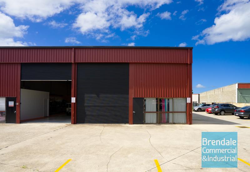 235m2 INDUSTRIAL UNIT/ FITNESS STUDIO