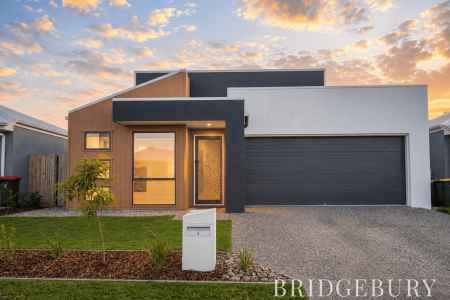 Architecturally stunning 4 bedroom low-set home in a prime pocket of Griffin