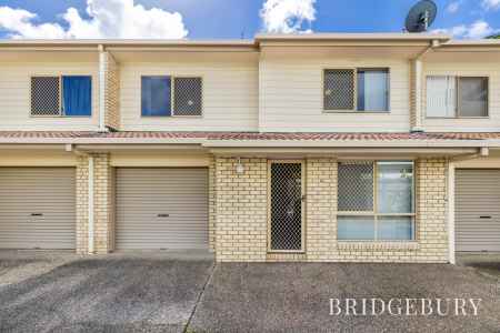 Stylish 3-Bedroom Townhouse with Air Conditioning  and A Short Walk From The Waterfront. 