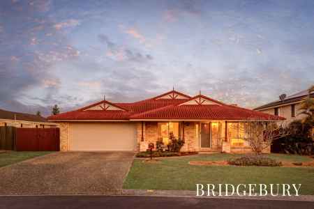 SPACIOUS FAMILY HOME WITH POOL, SIDE ACCESS AND SHED ON 735M²
