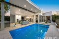 Fully Furnished, Renovated Coastal Retreat 400m to Moffat Beach!