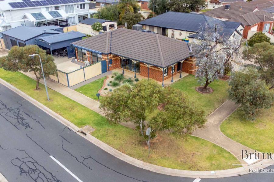 Beautifully Presented River-End Home with Boat & Van Storage