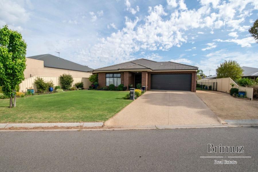 Family Home in Prime Murray River Location