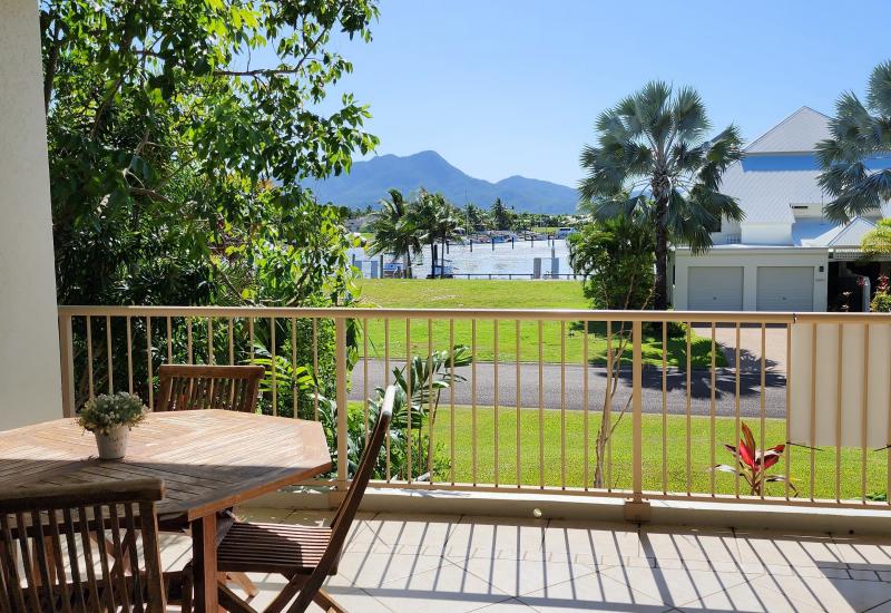 Spacious 2 bedroom apartment with lovely views of Hinchinbrook Island
