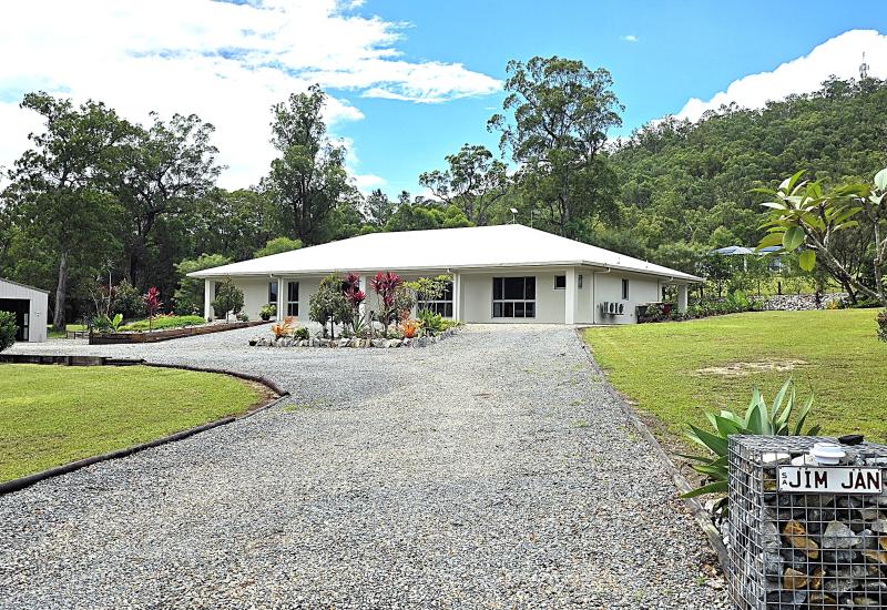 Luxury Lifestyle Retreat with Mountain Views – Mahogany Ridge Estate