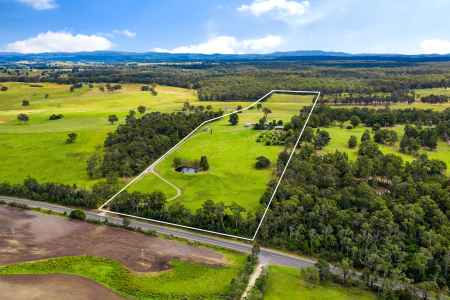 A Rare 50-Acre Holding with Sweeping Lake & Farmland Views – Close to Swan Reach