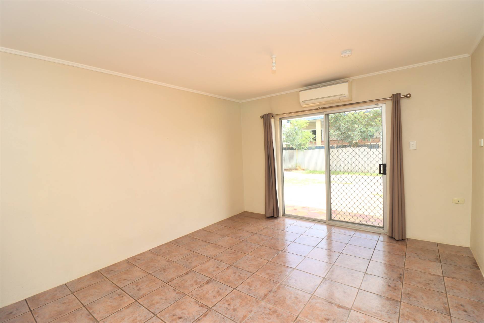 Unit 4, 200 Camooweal Street, Mount Isa, Mount Isa - Thumbnail 2