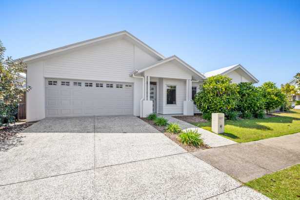 Modern Living on 876m2 + Side Access