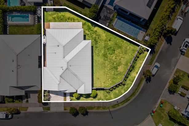 Modern Living on 876m2 + Side Access