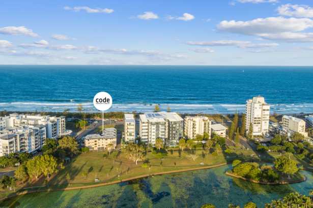 Light, Bright & Beachside — Classic Alex Unit with Endless Potential!