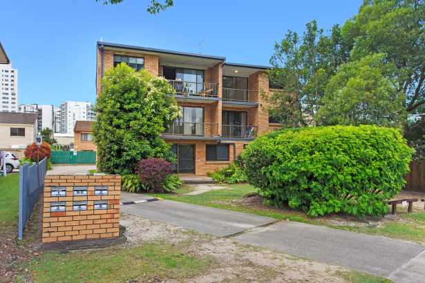 Breezy Top Floor Apartment with Lifestyle Location