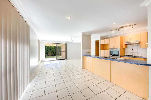 Family Home In Family Area!