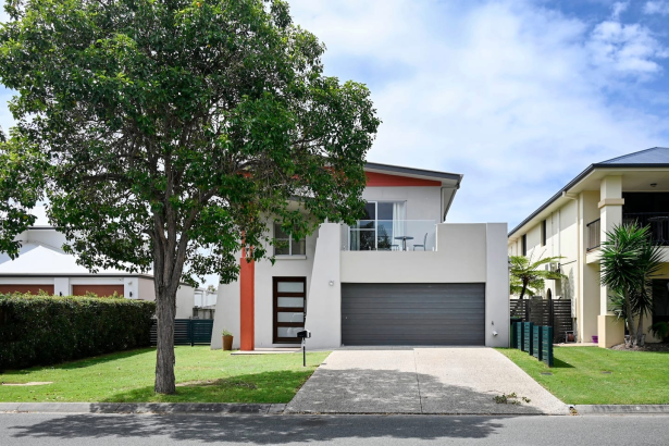 Spacious Lake Kawana home