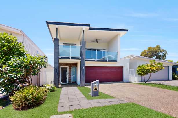 Modern Dual-Living Home with Park Views in Prime Birtinya Location!