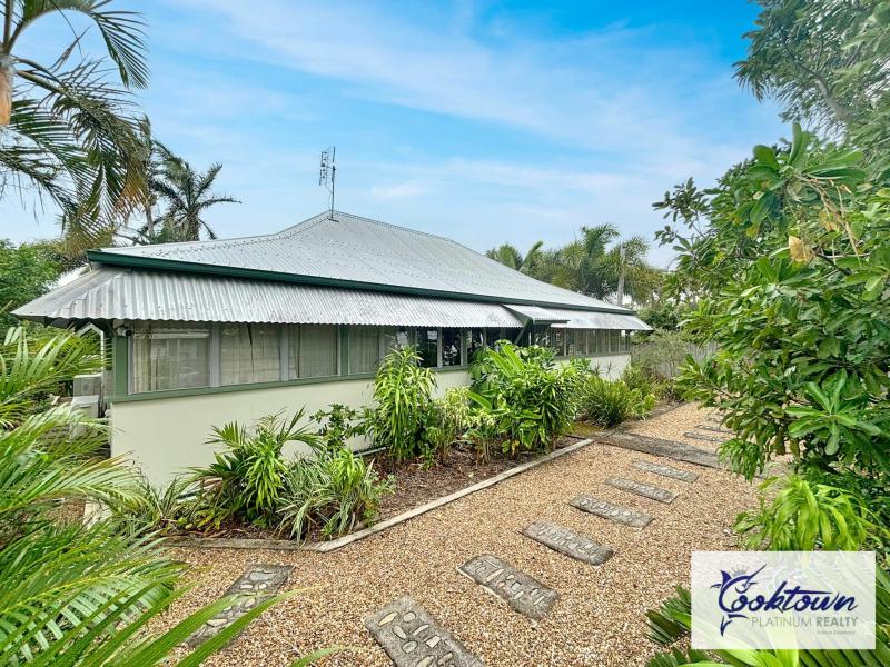 Charming Queenslander with Modern Comforts in Central Location