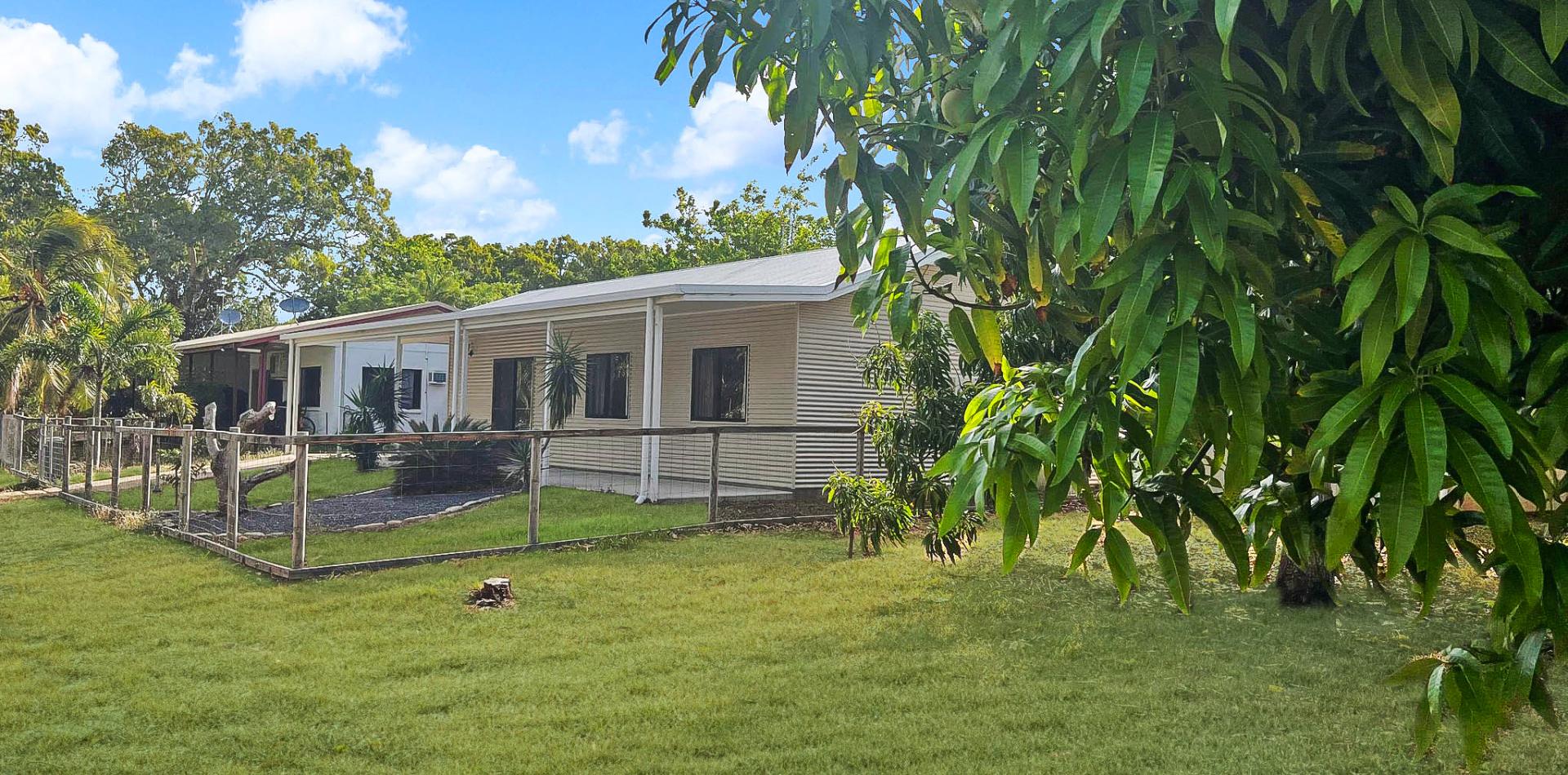 Just listed!! Excellent location, low maintenance, ready to move into