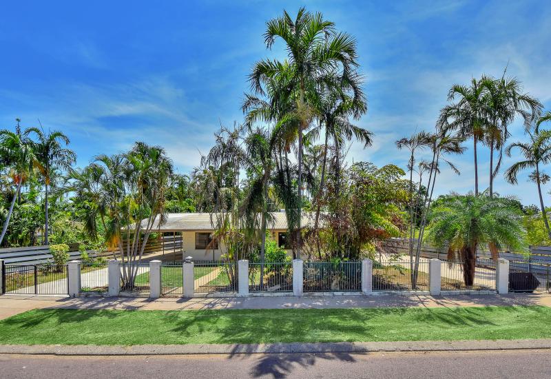 Pet Friendly Family Home on Massive Block!!