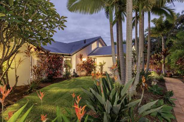 STUNNING RESIDENCE - READY FOR NEW OWNER