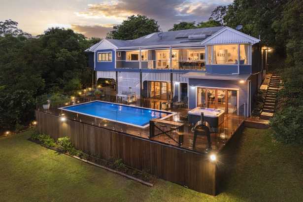 QUEENSLANDER CHARM WITH ALL THE MODERN CONVENIENCES.