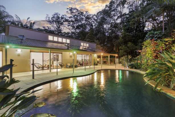 EXCLUSIVE DRESS CIRCLE FAMILY HOME IN NOOSA HINTERLAND