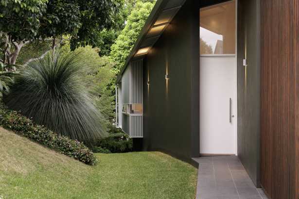 CUTTING EDGE ARCHITECTURE LOOKING OVER NOOSA AND LAGUNA BAY