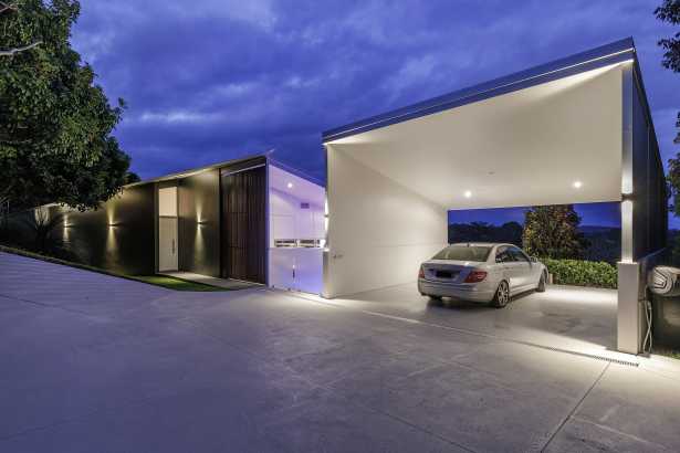 CUTTING EDGE ARCHITECTURE LOOKING OVER NOOSA AND LAGUNA BAY