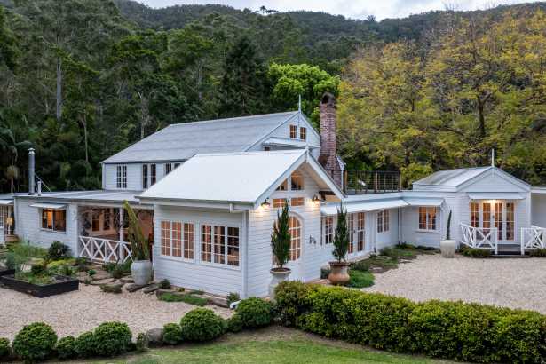 EXCLUSIVE 70-ACRE COUNTRY ESTATE – PRIVACY AND ROMANCE