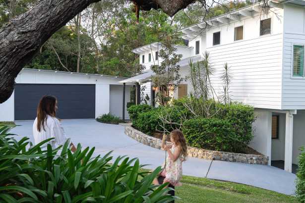 MODERN FAMILY LIVING MEETS NOOSA HINTERLAND SERENITY
