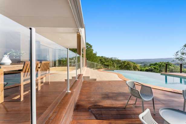 ELEVATED PANORAMA DRIVE RETREAT WITH PANORAMIC VIEWS & ICONIC DAM