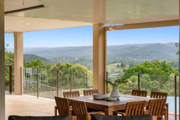 ELEVATED PANORAMA DRIVE RETREAT WITH PANORAMIC VIEWS & ICONIC DAM