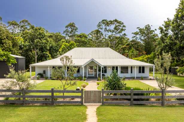 MODERN COASTAL LIVING WITH PRIVACY, SPACE & OUTDOOR ENTERTAINING