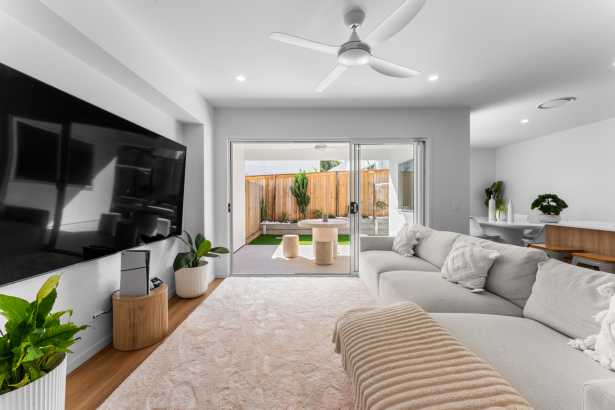 LUXURY TOWNHOUSE WITH PREMIUM FINISHES THROUGHOUT