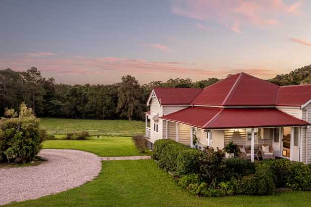RARE KIN KIN ACREAGE WITH PERMANENT CREEK & EXCEPTIONAL INFRASTRUCTURE