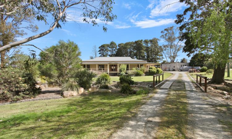 Australian style Colonial Home on 7.5 acres